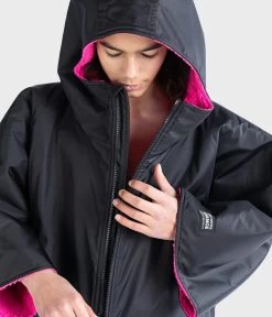 Dryrobe Advance Kids Short Sleeve BLACK PINK -Outdoor Camping Store SS Black Pink 2 2024x2024 81801ca3 1b6d 459e b1fc 8f950ca21792