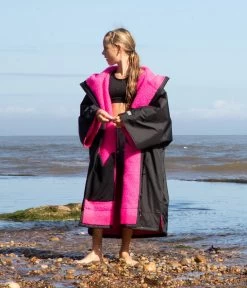 Dryrobe Advance Kids Short Sleeve BLACK PINK -Outdoor Camping Store SS Black Pink 5 2024x2024 8218aba9 5fee 4c65 a7ea 903a772c4d41