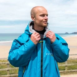 Osprey Unisex Changing Robe Teal -Outdoor Camping Store su4052 56 changing robe lifestyle 1