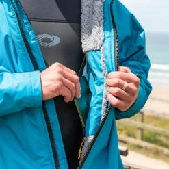 Osprey Unisex Changing Robe Teal -Outdoor Camping Store su4052 56 changing robe lifestyle 2